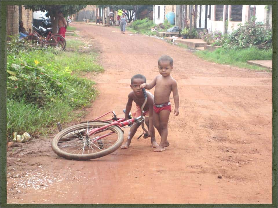zwei kleine Kinder in Brasilien