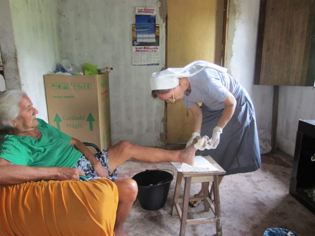 Sr. Veronika bei Pflege in Brasilien Mission