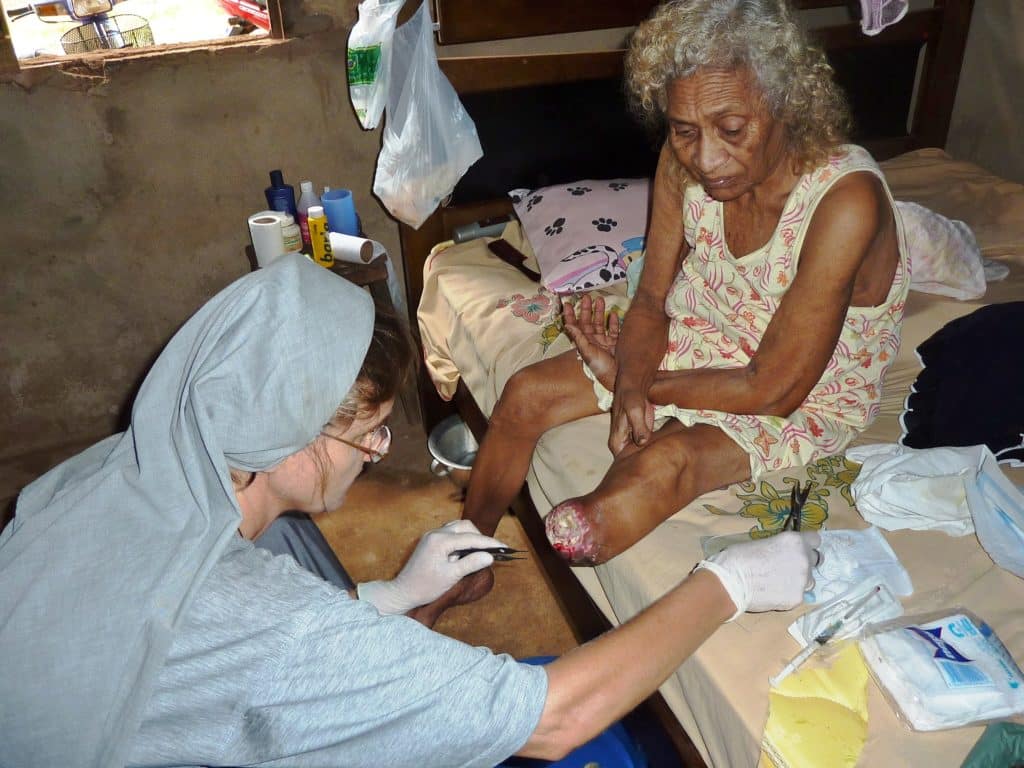 Solanusschwester in Brasilien während Krankenversorgung