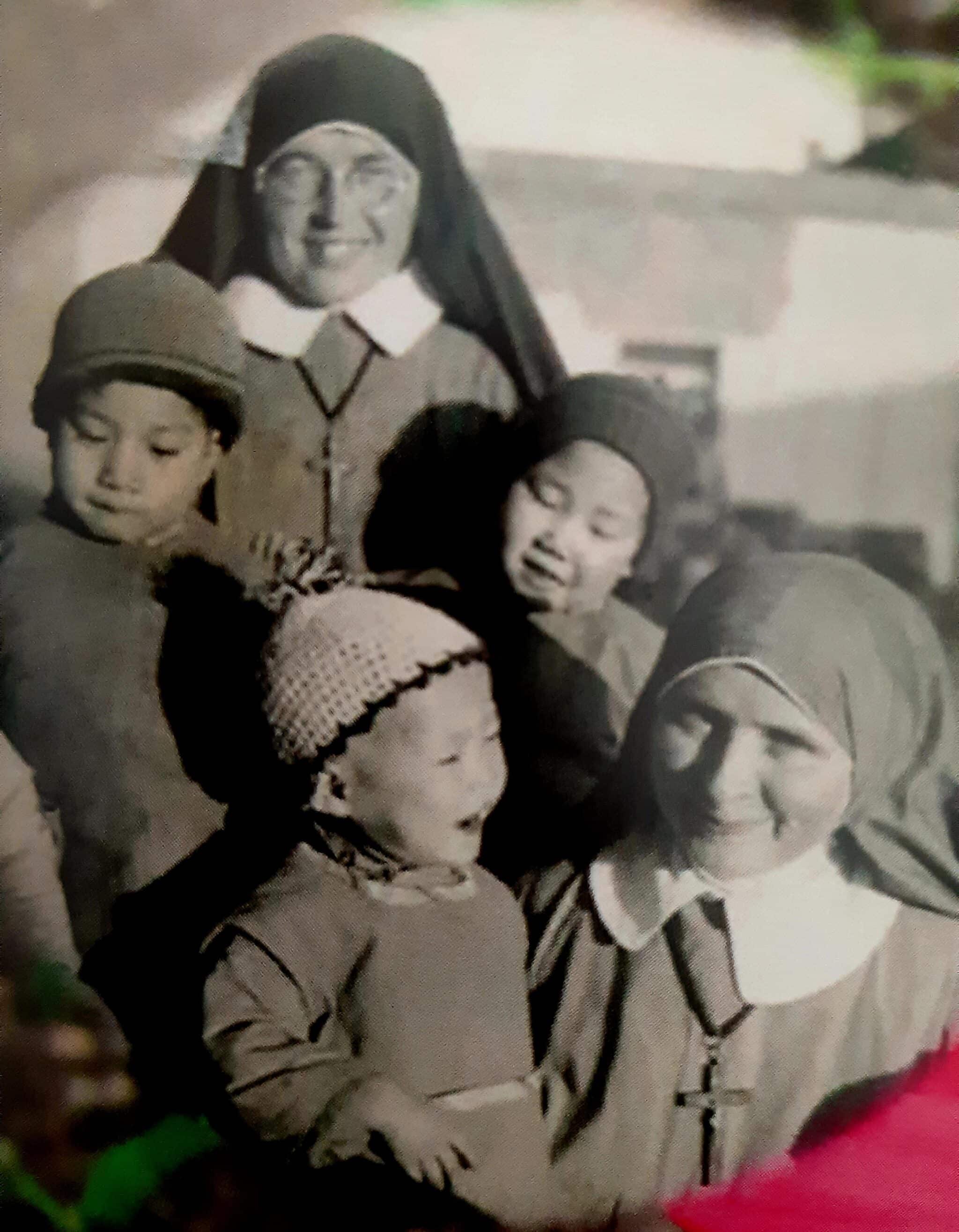 Ordensfrauen mit Kindern