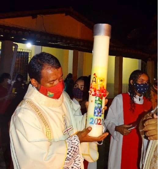 Priester in Brasilien mit Osterkerze